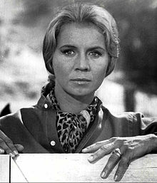 How tall is Salome Jens?